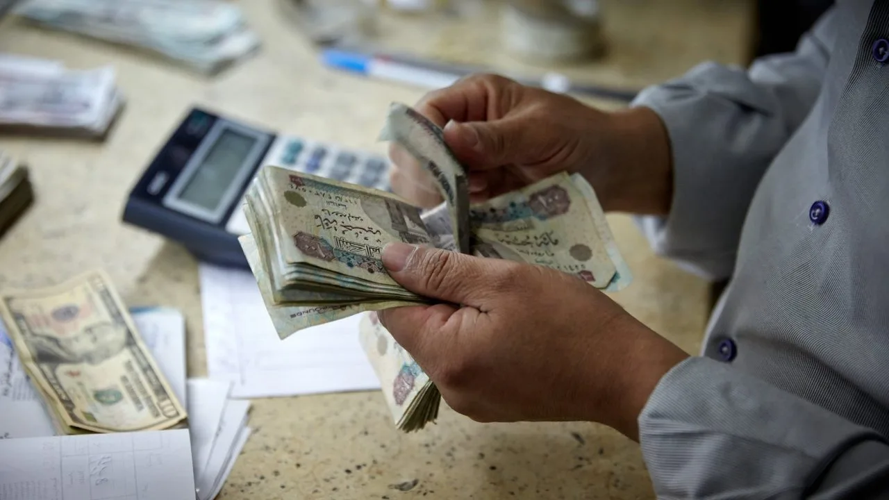 الجنيه يتعزز بعد الاتفاق الأمريكي الإيراني والدولار قد ينخفض إلى 47 جنيها